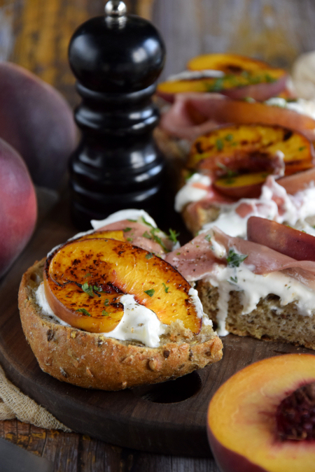 Mega grzanka z brzoskwiniami i burratą