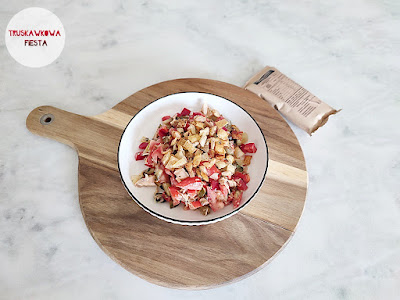 Łosoś wędzony z papryką czerwoną, pomidorem, ogórkiem kiszonym, kapustą kiszoną, pieczarkami, oliwkami czarnymi i przekąską ziemniaczaną