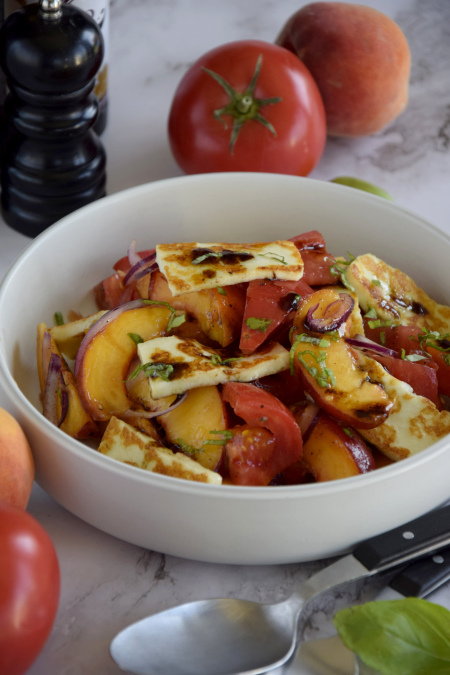 Brzoskwiniowo-pomidorowa sałatka z serem halloumi