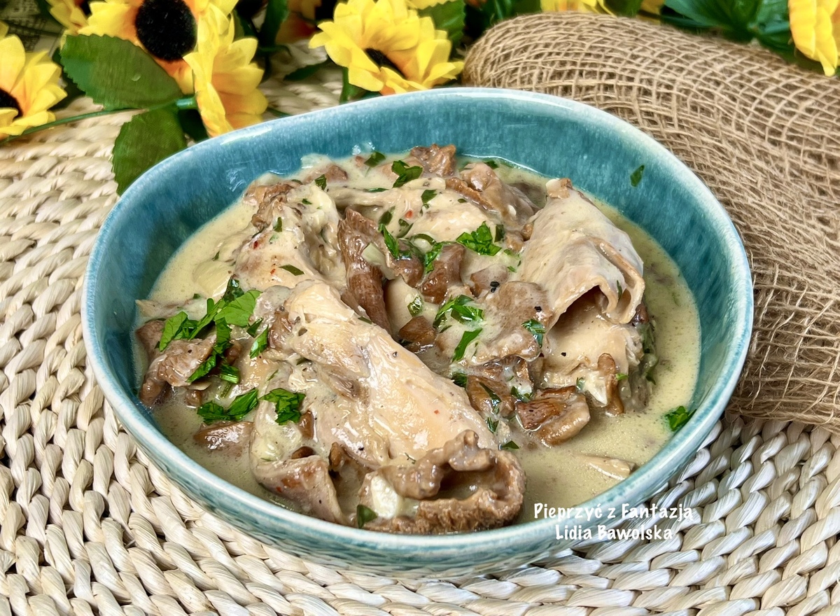 Królik duszony z kurkami w sosie śmietanowym i cydrze