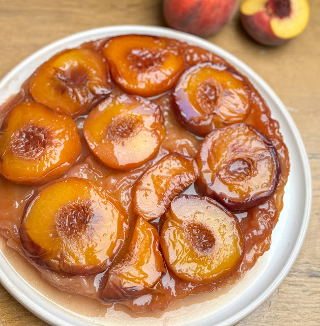 Upside down cake – pyszny deser z brzoskwiniami