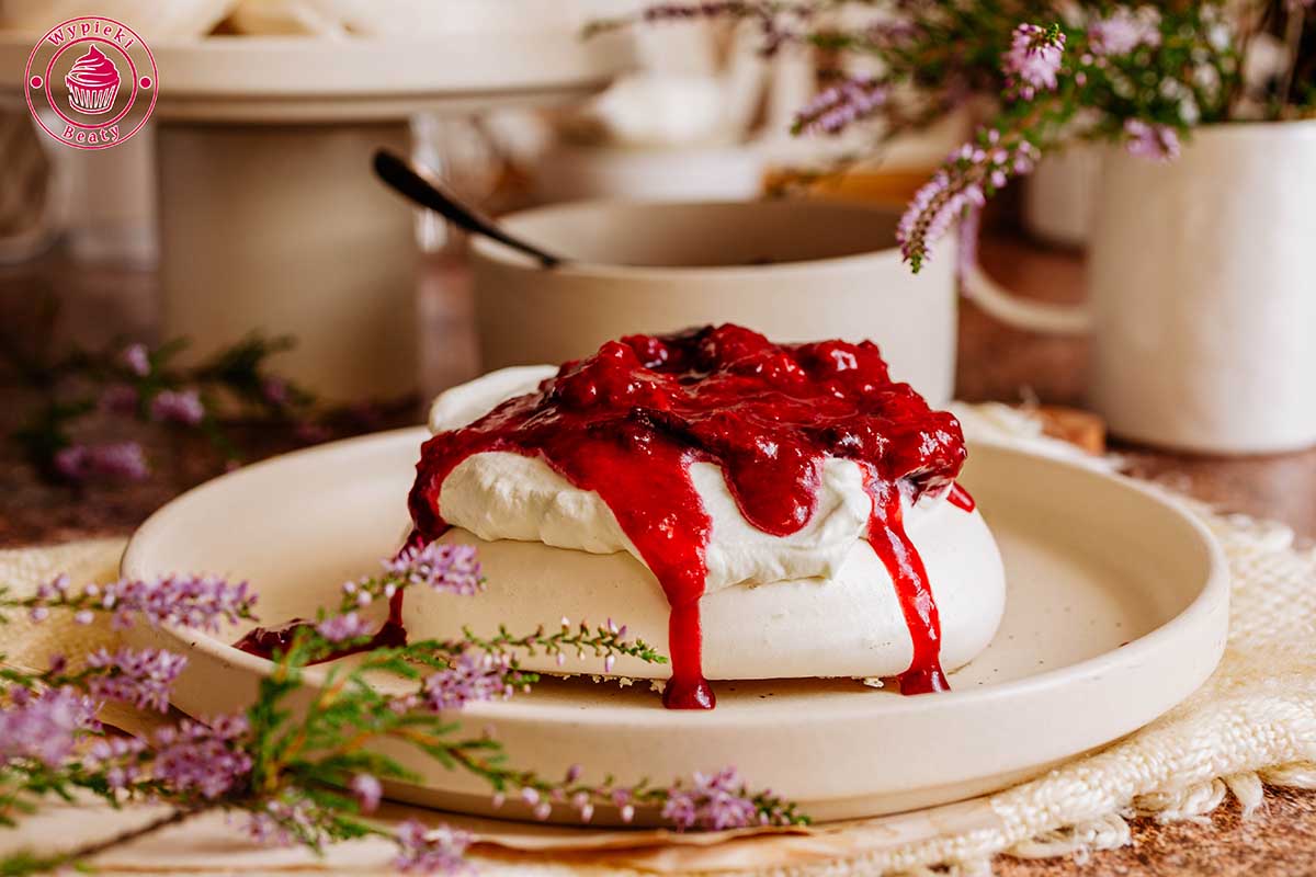 Cynamonowe bezy ze śliwkami