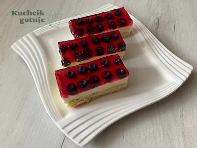 Ciasto bez pieczenia z kremem i borówkami