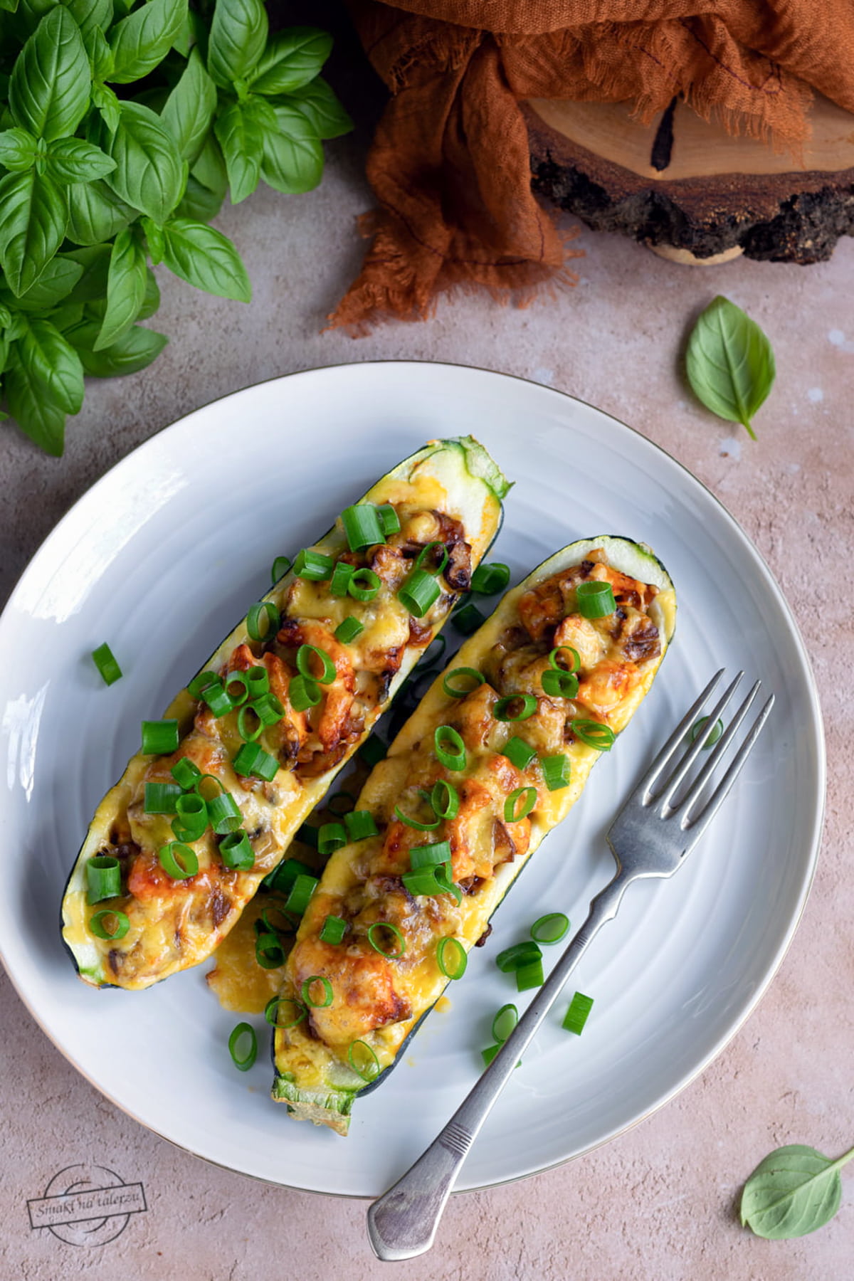 Cukinia faszerowana kurczakiem i pieczarkami