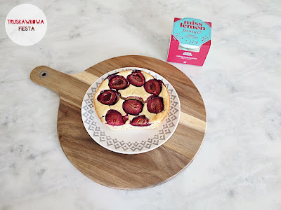 Serniczek makowo-sezamowy ze śliwkami