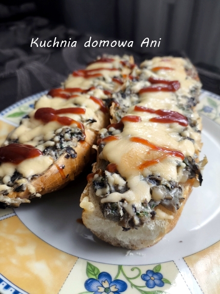 Zapiekanki z pieczarkami, cukinią i serkiem