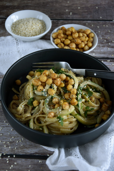 Makaron z cukinią i sosem tahini