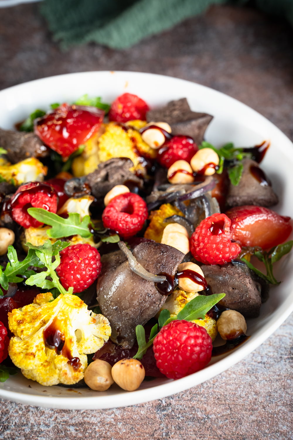 Sałatka z pieczonym kalafiorem i wątróbką