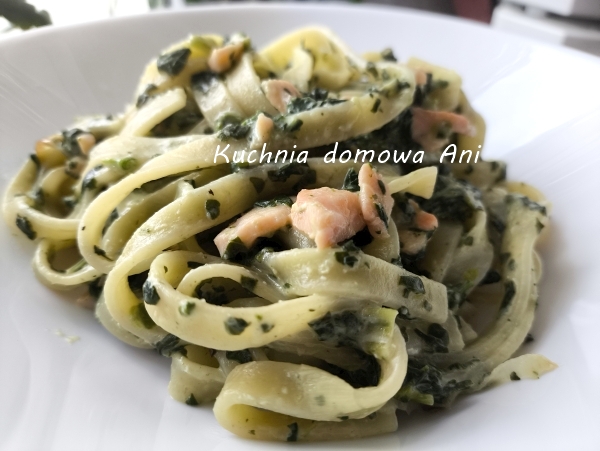 Makaron ze szpinakiem i wędzonym łososiem