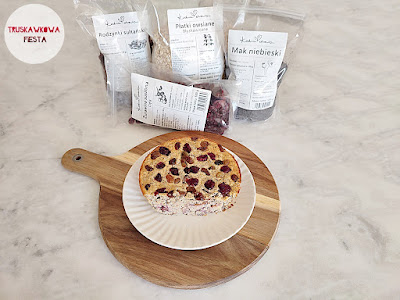 Wysokobiałkowa owsianka z makiem niebieskim, rodzynkami sułtańskimi, żurawiną suszoną, bananem, brzoskwinią i śliwkami