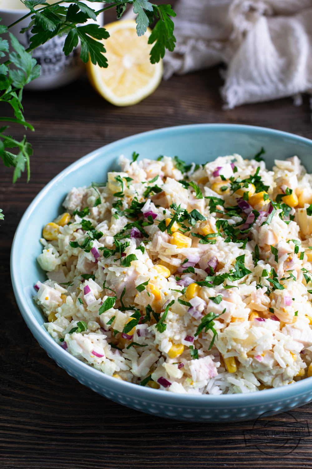 Sałatka ryżowa z wędzonym kurczakiem i ananasem