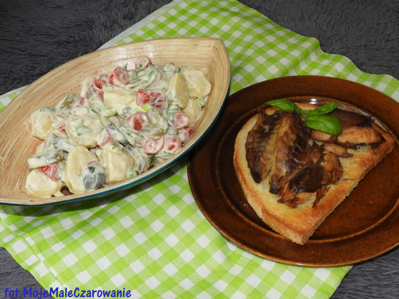 Wędzona makrela na grzance i sałatka z ziemniakami