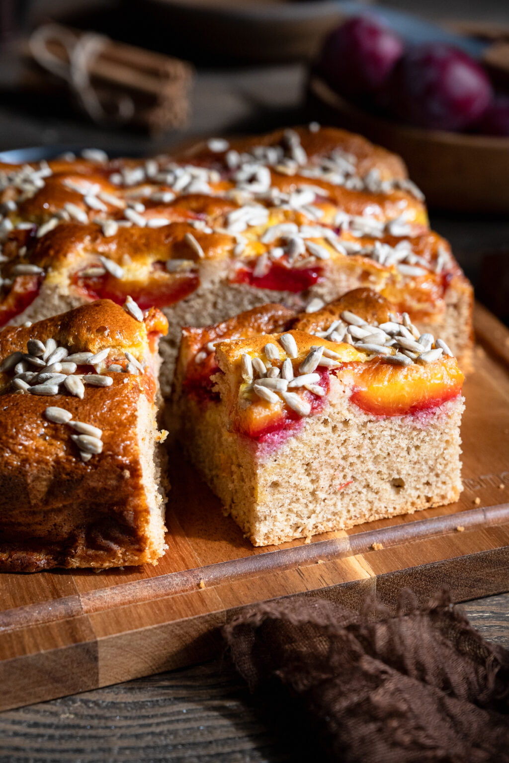 Ucierane ciasto cynamonowo-rumowe ze śliwkami