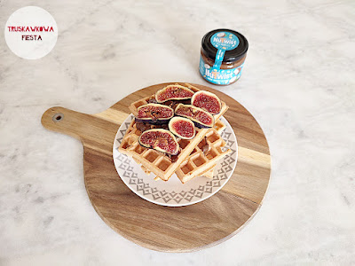 Gofry jaglane z serkiem wiejskim, figą i kremem orzechowym choco-coconut8