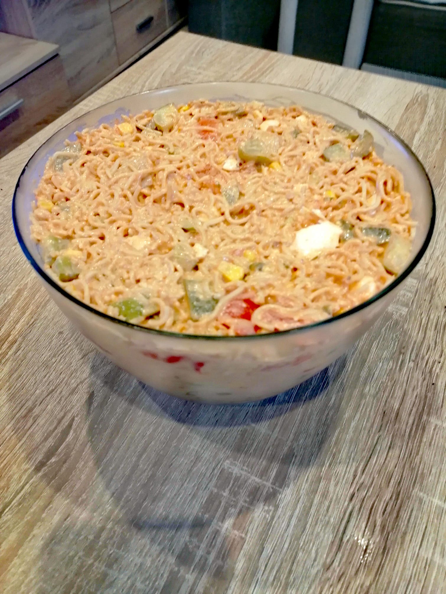 Sałatka z zupek chińskich z kurczakiem i papryką