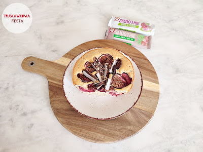 Ciasto pełnoziarniste z bananem, śliwkami, figą i batonami smoothie