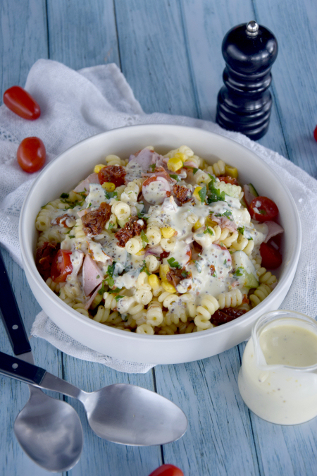 Sałatka makaronowa z szynką, kukurydzą i musztardowym dressingiem