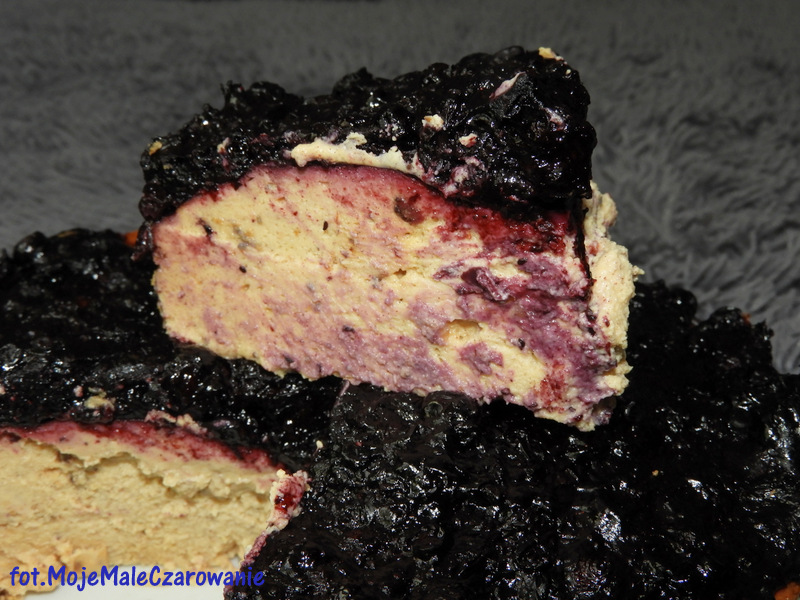 Daktylowy sernik z frużeliną jagodową