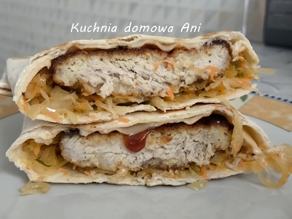 Tortilla z kotletem schabowym i kapustą