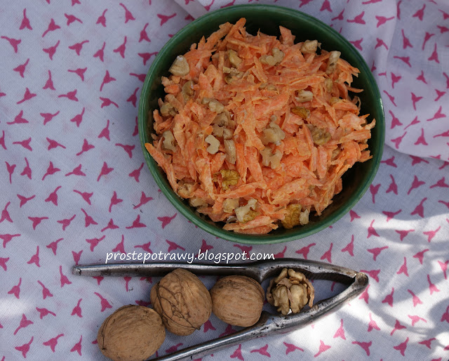 Surówka z marchewki  z orzechami