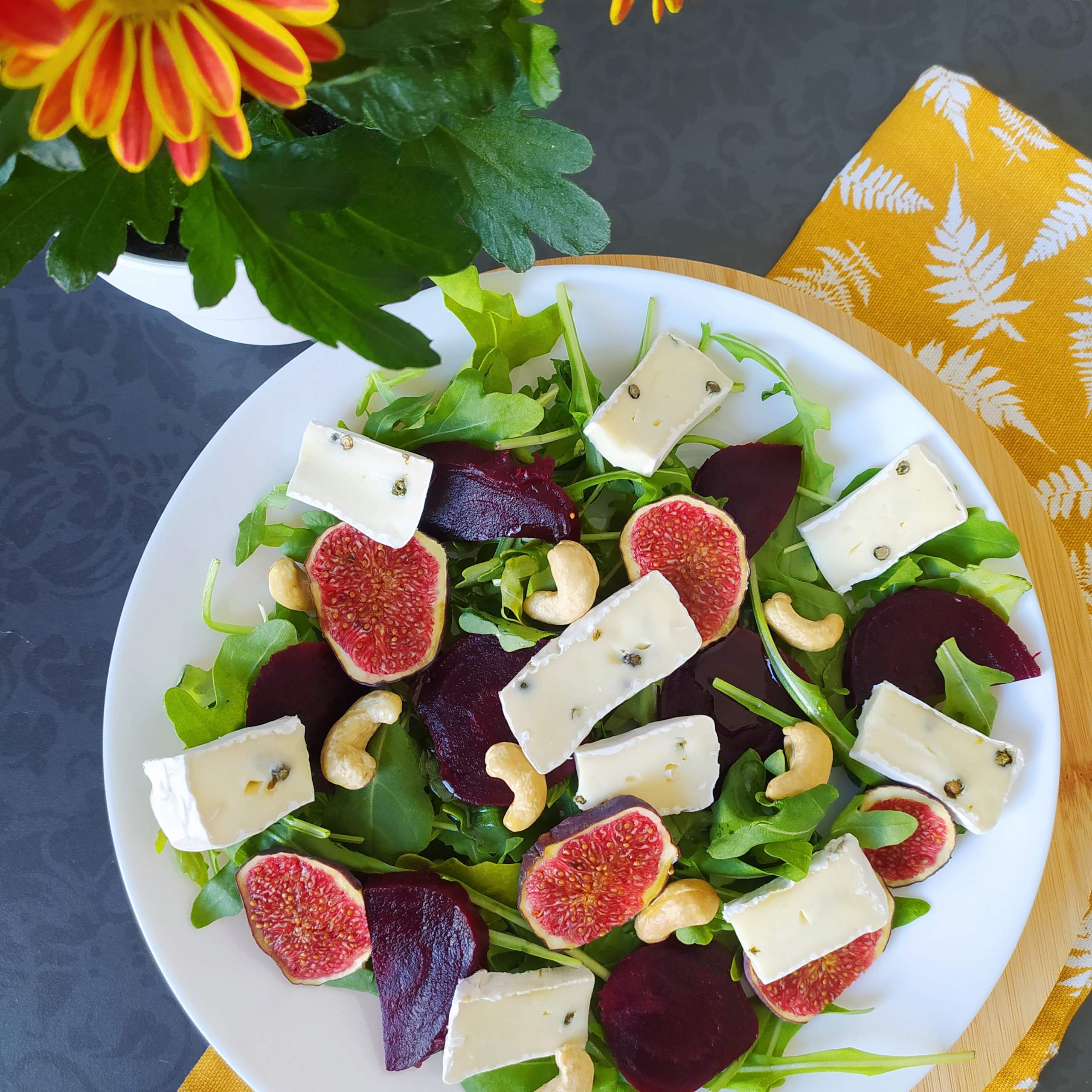 Sałatka z burakiem i serem camembert