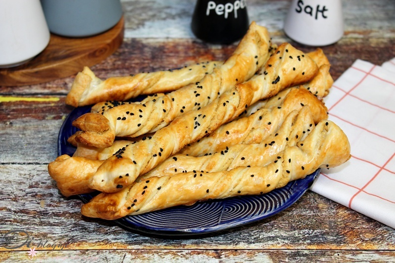 Paluchy z ciasta francuskiego z hummusem