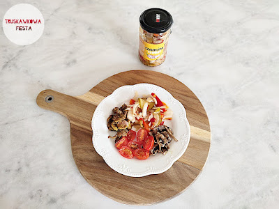 Żołądki drobiowe z chalamadą z chili, pieczarkami i pomidorkami smażonymi w air fray'erze