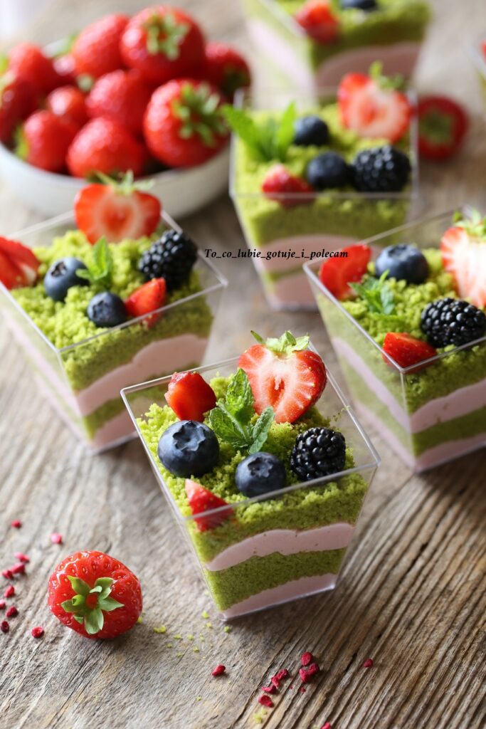 Leśny mech z musem truskawkowym