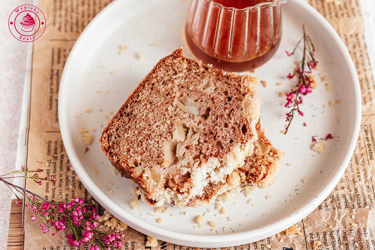 Proste cynamonowe ciasto z jabłkami