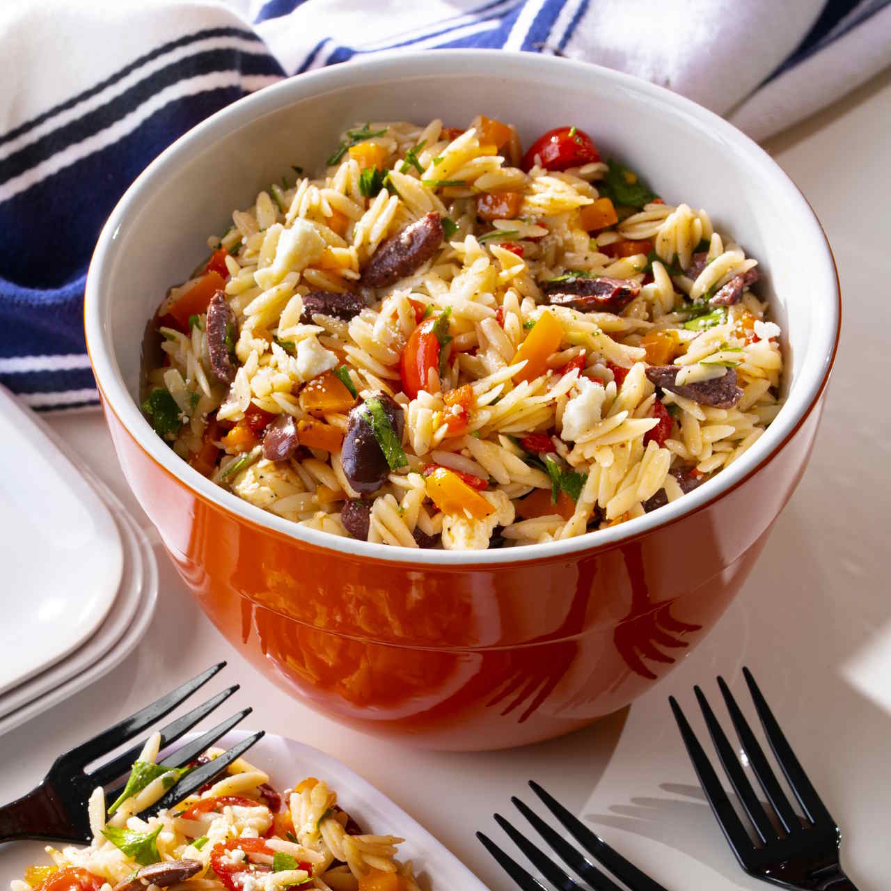 Sałatka z makaronem orzo