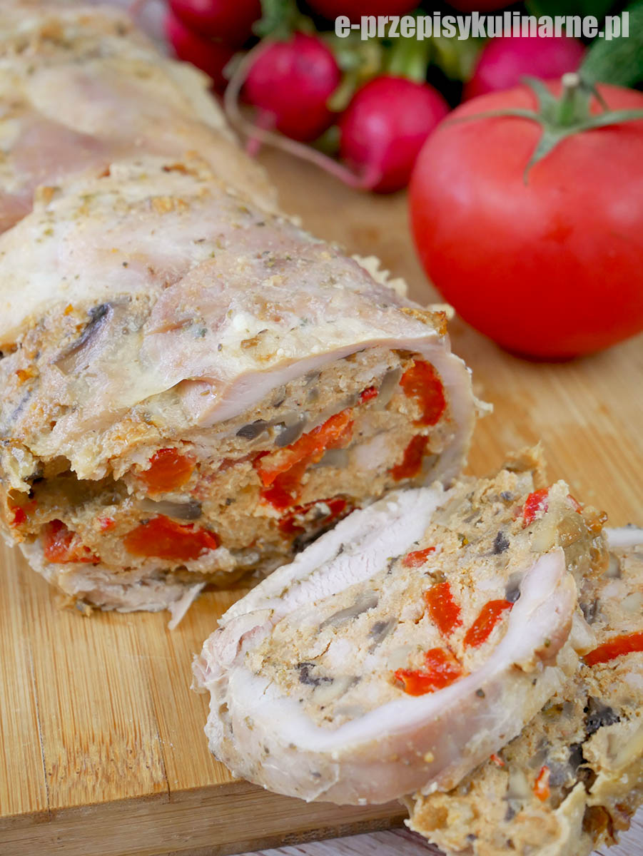 Rolada z kurczaka nadziewana pieczarkami i papryką – prosty przepis krok po kroku