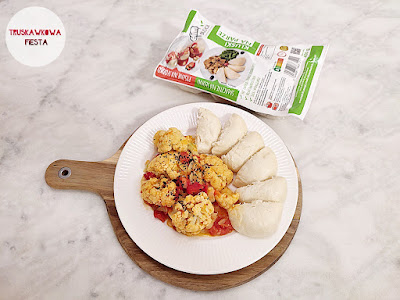 Kluski na parze z kalafiorem, puree z dyni, cebulą białą i pomidorkami