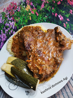 Żeberka duszone w sosie z mąki i warzywach