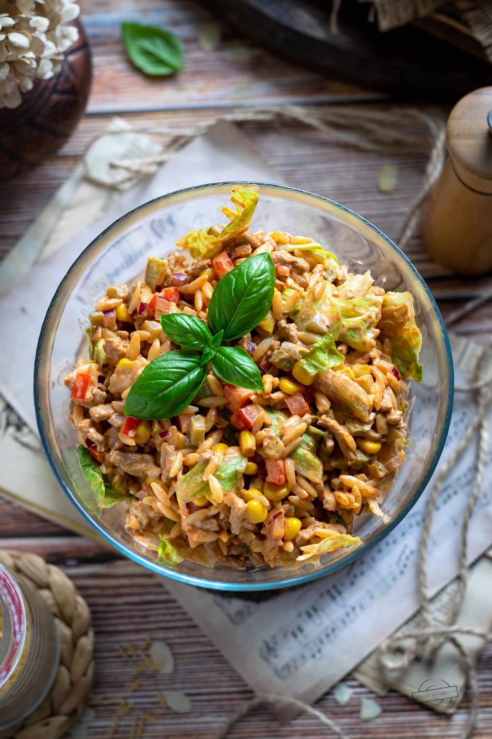 Sałatka z orzo i mięsem mielonym