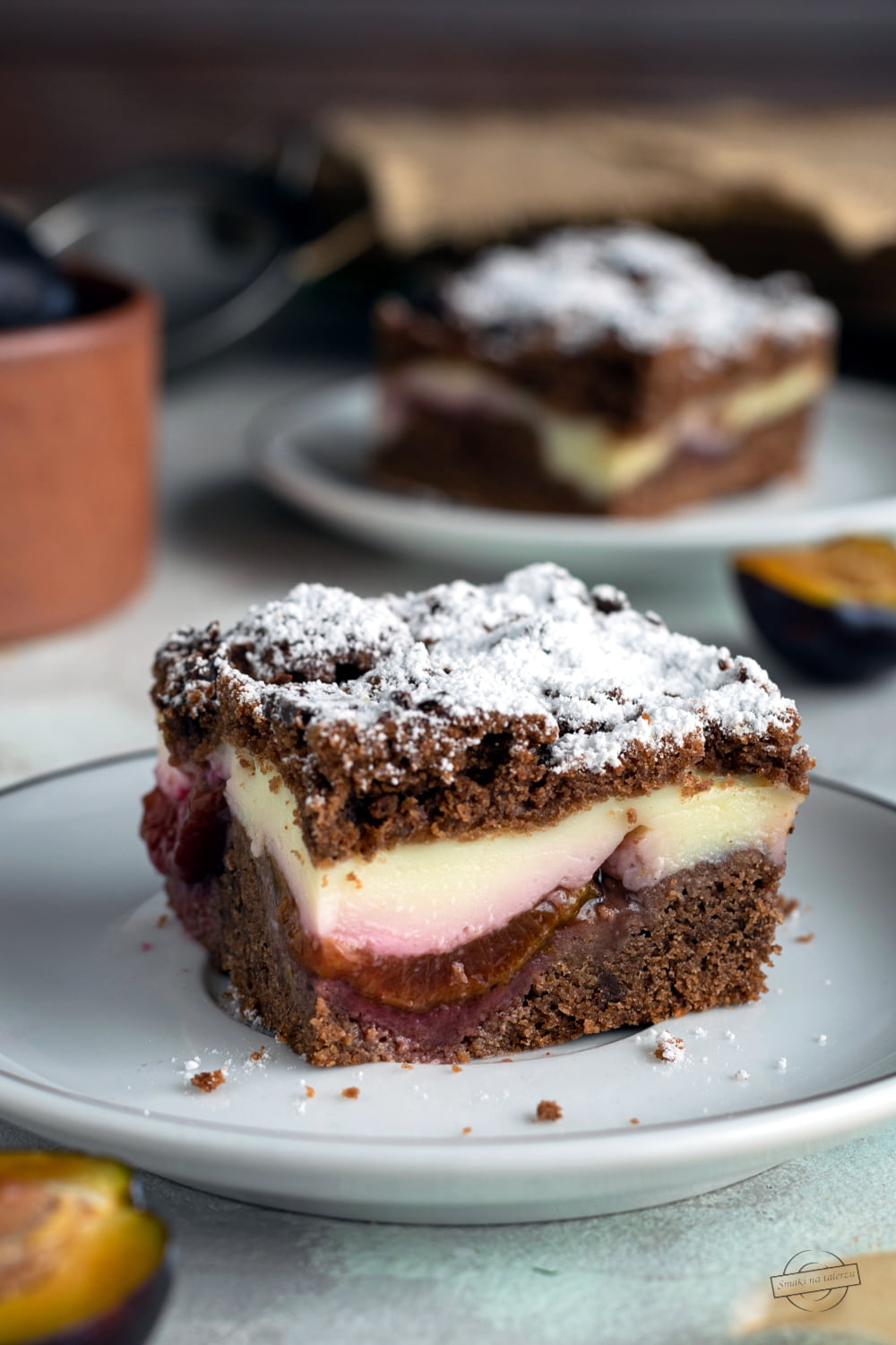 Kakaowe ciasto z budyniem i śliwkami