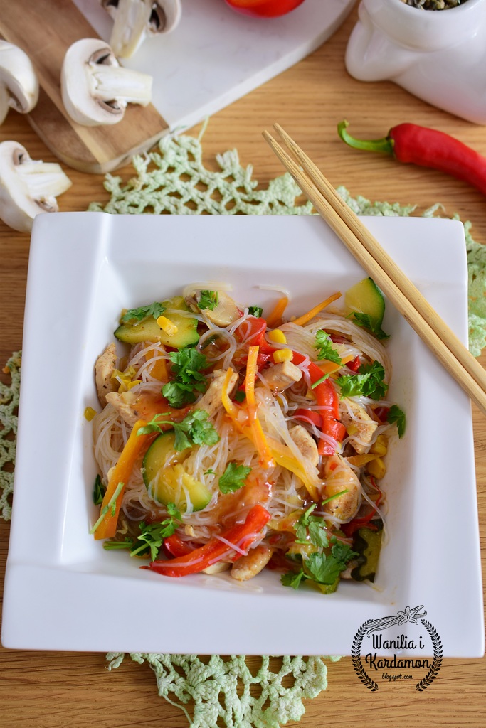 Domowa chińszczyzna z kurczakiem i warzywami