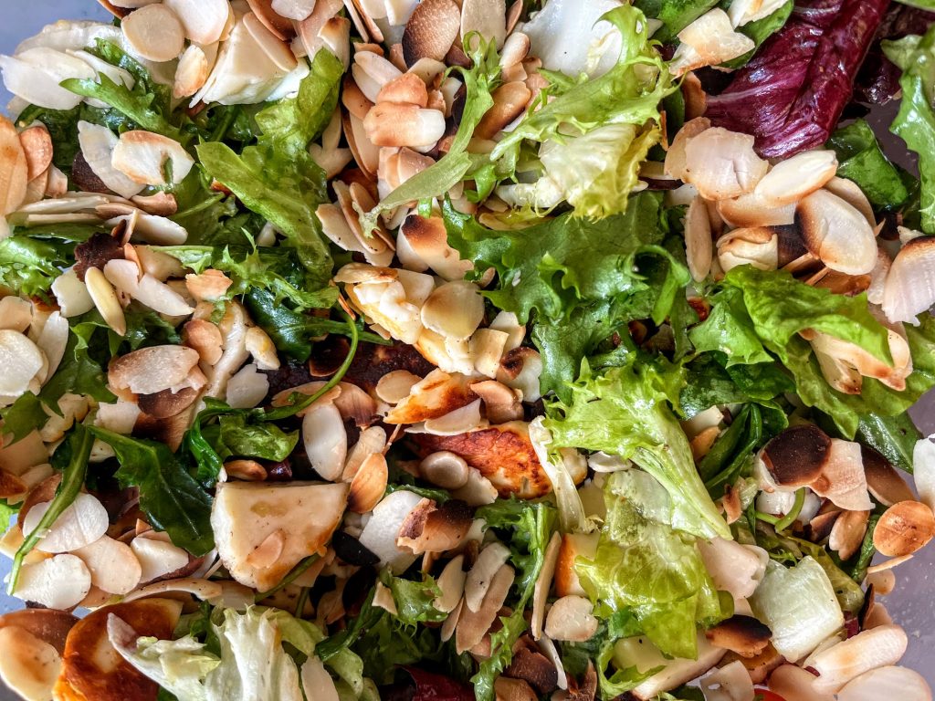 Sałatka z grillowanym halloumi i płatkami migdałowymi