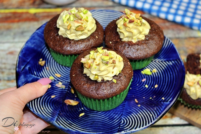 Muffinki kakaowe z kremem pistacjowym na bazie skyru