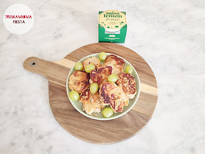 Placuszki z serkiem roślinnym o smaku szczypiorku, gruszką i śliwką