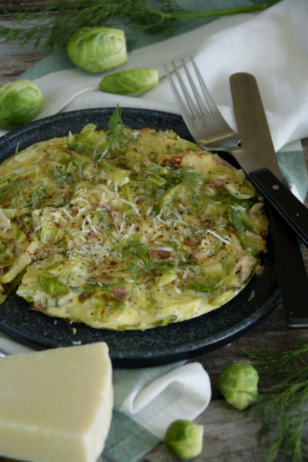 Frittata z brukselką i boczkiem