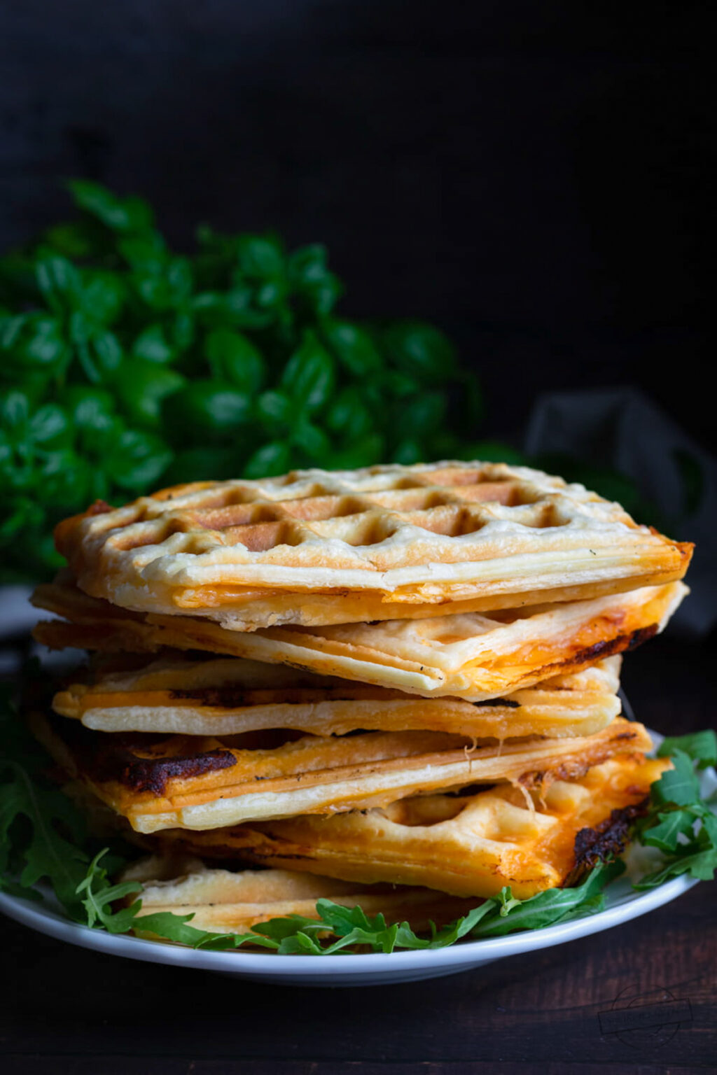 Gofry z ciasta francuskiego z szynką, serem i pieczarkami