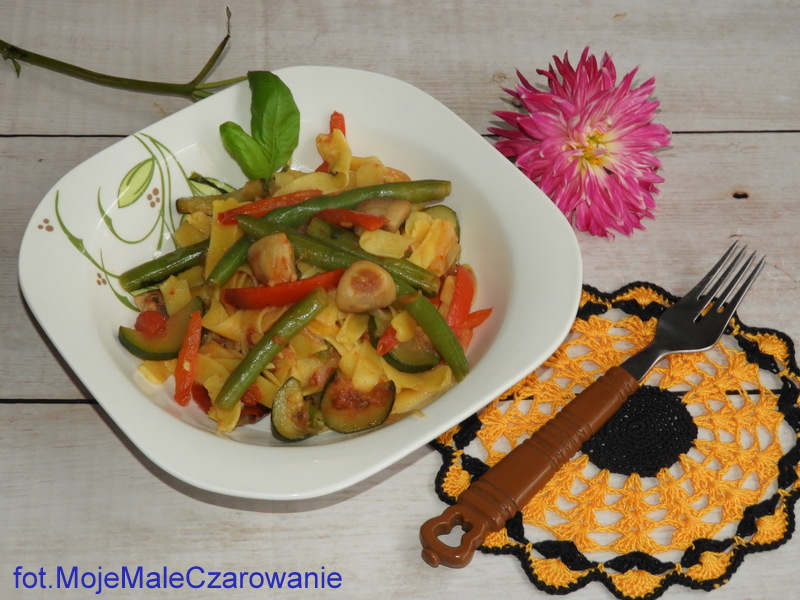 Mleczny makaron z mixem warzyw