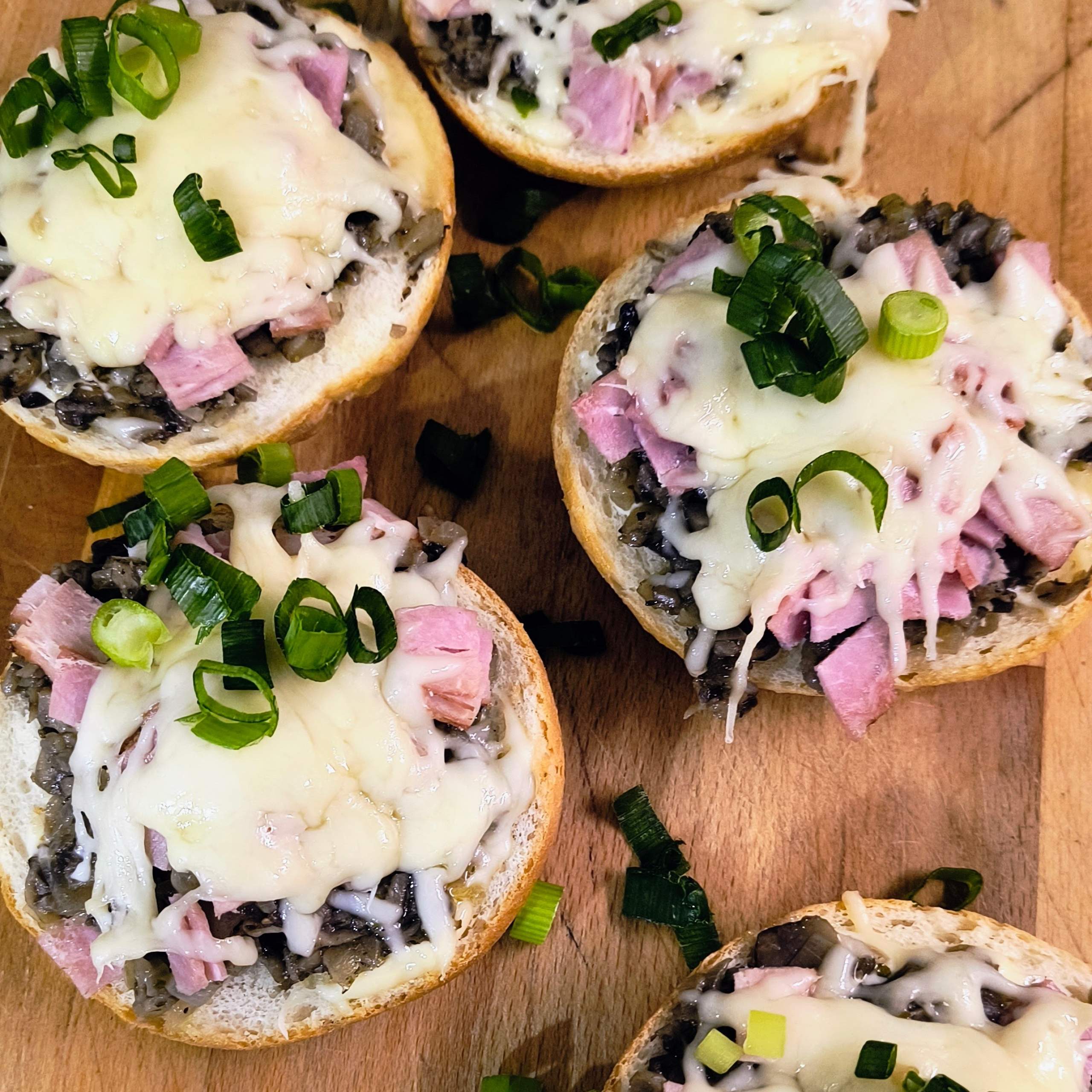 Domowe zapiekanki na kajzerce