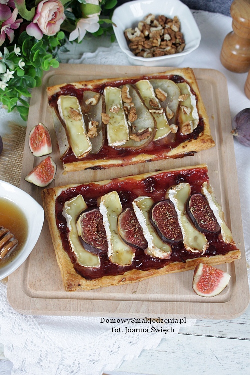 ciasto francuskie z figą, gruszką i camembertem