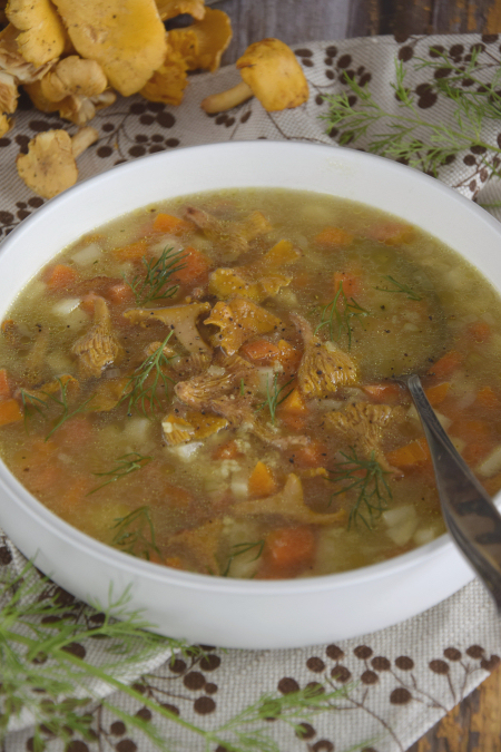 Jaglany krupnik z kurkami