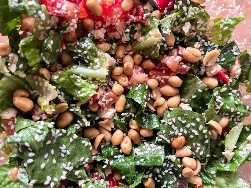 Sałatka z orzeszkami ziemnymi. Chrupanie i witaminy w jednym :)