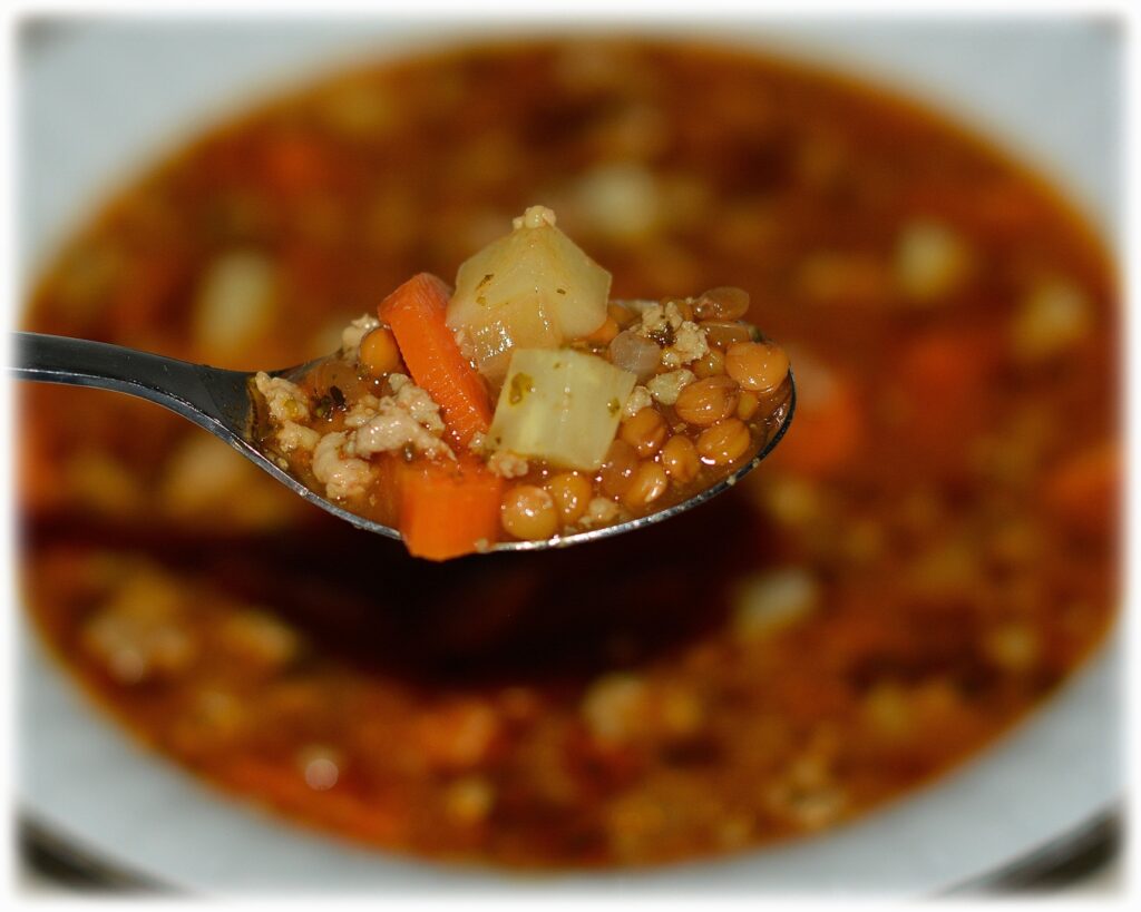 Zupa z mielonym mięsem i soczewicą