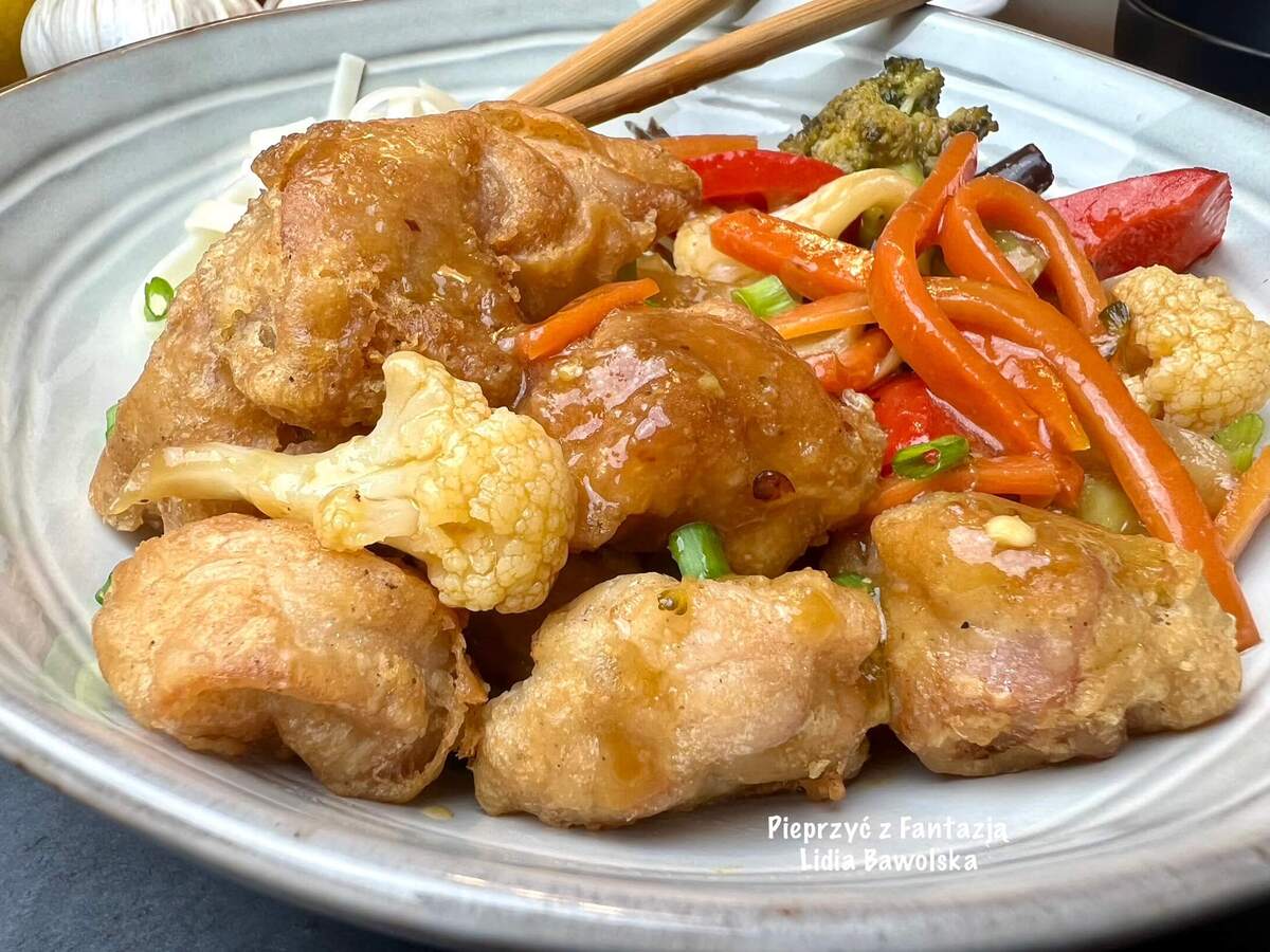 Kurczak po azjatycku – chrupiący w cieście z warzywami i sosem ostrygowym