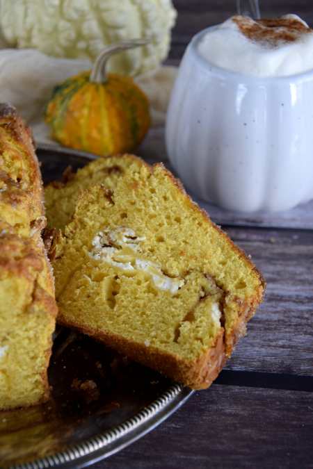 Dyniowy chlebek z serowym nadzieniem i cukrowym wierzchem