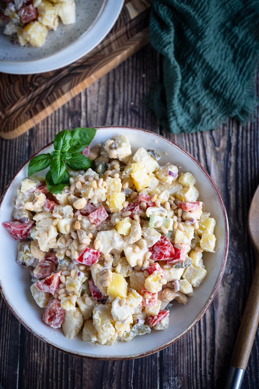 Sałatka ziemniaczana z jabłkiem i orzeszkami